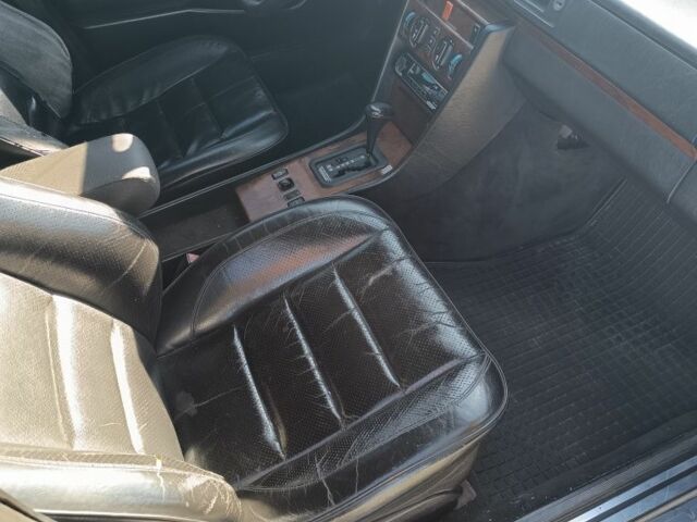 Черный Мерседес 280, объемом двигателя 2.8 л и пробегом 5 тыс. км за 2850 $, фото 4 на Automoto.ua