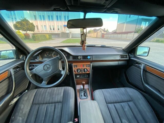 Черный Мерседес 280, объемом двигателя 2.8 л и пробегом 450 тыс. км за 2500 $, фото 4 на Automoto.ua