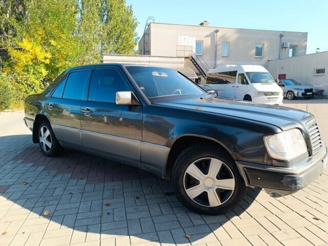 Черный Мерседес 280, объемом двигателя 2.8 л и пробегом 5 тыс. км за 2850 $, фото 3 на Automoto.ua