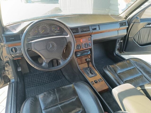 Черный Мерседес 280, объемом двигателя 2.8 л и пробегом 5 тыс. км за 2850 $, фото 5 на Automoto.ua