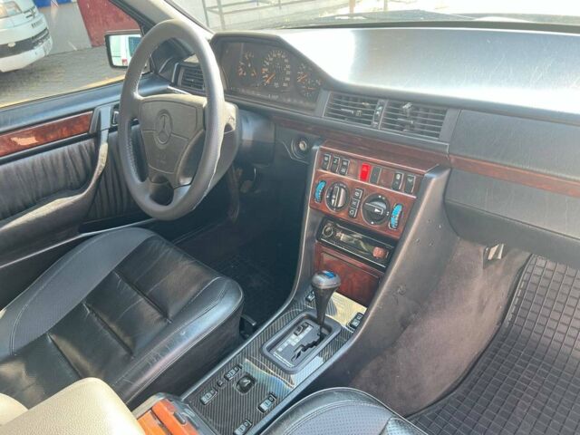 Черный Мерседес 280, объемом двигателя 2.8 л и пробегом 265 тыс. км за 4790 $, фото 18 на Automoto.ua