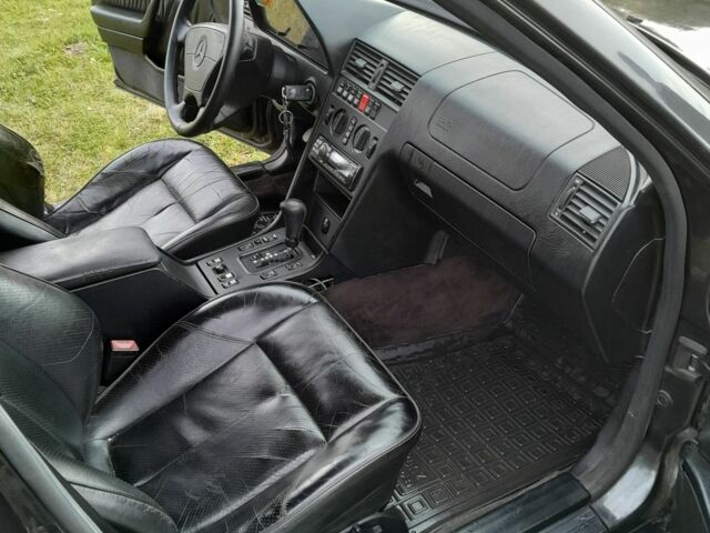 Чорний Мерседес 280, об'ємом двигуна 2.8 л та пробігом 300 тис. км за 2800 $, фото 1 на Automoto.ua