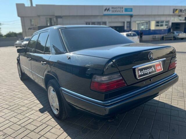 Черный Мерседес 280, объемом двигателя 2.8 л и пробегом 265 тыс. км за 4790 $, фото 6 на Automoto.ua