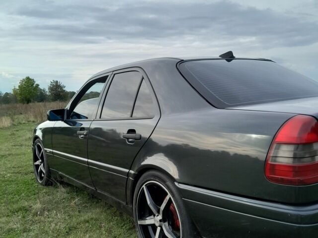 Чорний Мерседес 280, об'ємом двигуна 2.8 л та пробігом 300 тис. км за 2800 $, фото 5 на Automoto.ua