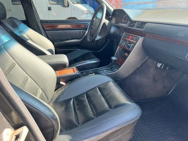 Черный Мерседес 280, объемом двигателя 2.8 л и пробегом 265 тыс. км за 4790 $, фото 17 на Automoto.ua