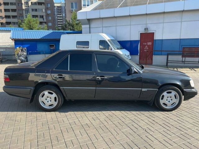 Черный Мерседес 280, объемом двигателя 2.8 л и пробегом 265 тыс. км за 4790 $, фото 3 на Automoto.ua