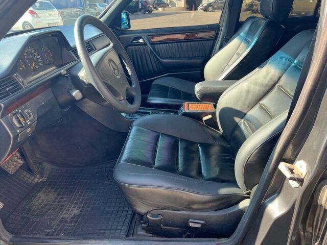 Черный Мерседес 280, объемом двигателя 2.8 л и пробегом 265 тыс. км за 4790 $, фото 27 на Automoto.ua