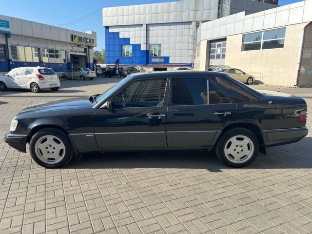 Черный Мерседес 280, объемом двигателя 2.8 л и пробегом 265 тыс. км за 4790 $, фото 7 на Automoto.ua