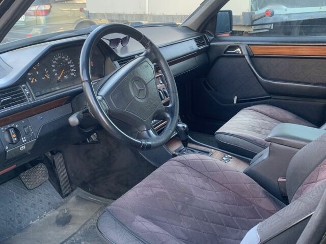 Чорний Мерседес 280, об'ємом двигуна 2.8 л та пробігом 404 тис. км за 2600 $, фото 2 на Automoto.ua