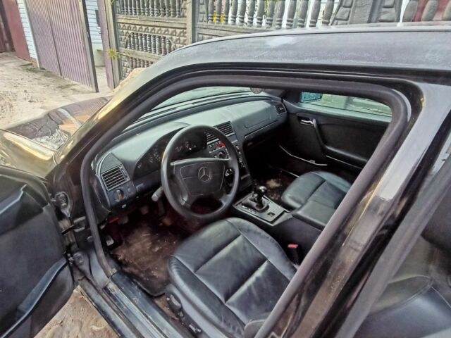 Чорний Мерседес 280, об'ємом двигуна 2.8 л та пробігом 340 тис. км за 1300 $, фото 4 на Automoto.ua