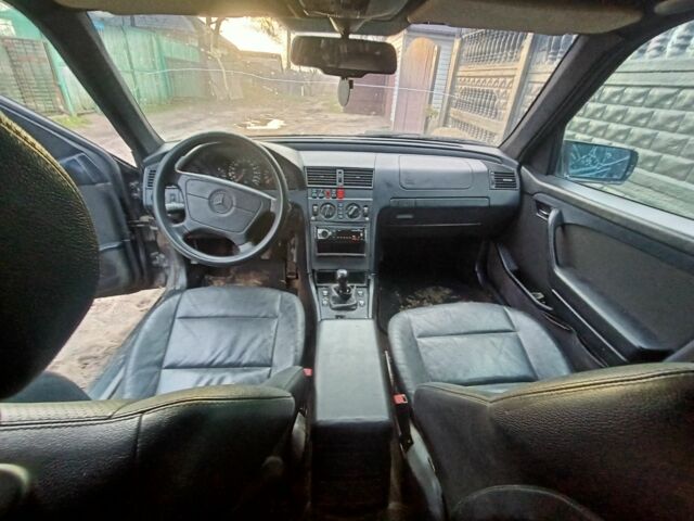 Чорний Мерседес 280, об'ємом двигуна 2.8 л та пробігом 340 тис. км за 1300 $, фото 6 на Automoto.ua