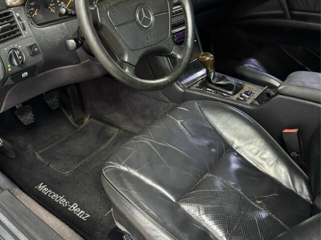 Чорний Мерседес 280, об'ємом двигуна 2.8 л та пробігом 300 тис. км за 1800 $, фото 4 на Automoto.ua