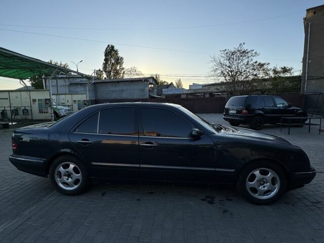 Черный Мерседес 280, объемом двигателя 2.8 л и пробегом 490 тыс. км за 3700 $, фото 1 на Automoto.ua