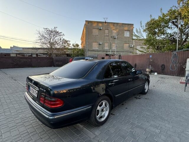 Черный Мерседес 280, объемом двигателя 2.8 л и пробегом 490 тыс. км за 3700 $, фото 2 на Automoto.ua