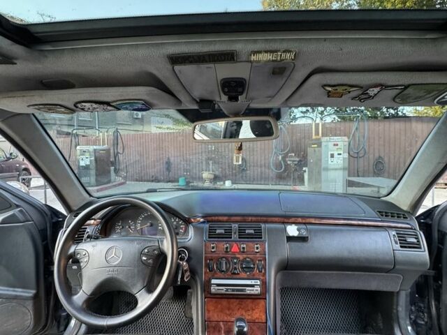 Черный Мерседес 280, объемом двигателя 2.8 л и пробегом 490 тыс. км за 3700 $, фото 6 на Automoto.ua