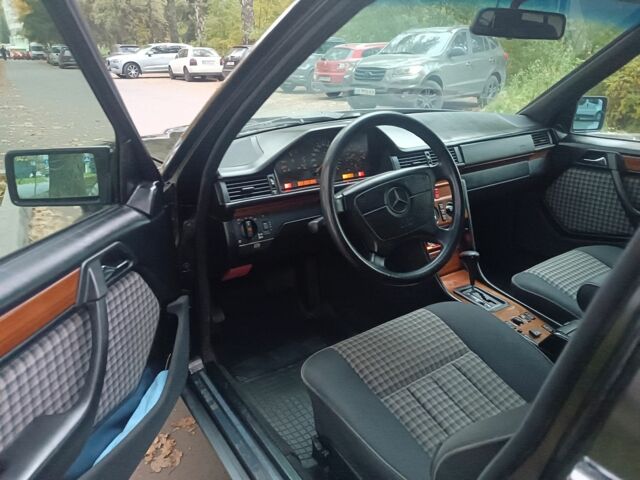 Чорний Мерседес 280, об'ємом двигуна 2.8 л та пробігом 270 тис. км за 4000 $, фото 10 на Automoto.ua