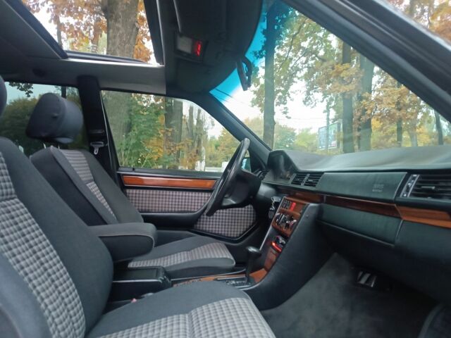 Чорний Мерседес 280, об'ємом двигуна 2.8 л та пробігом 270 тис. км за 4000 $, фото 13 на Automoto.ua