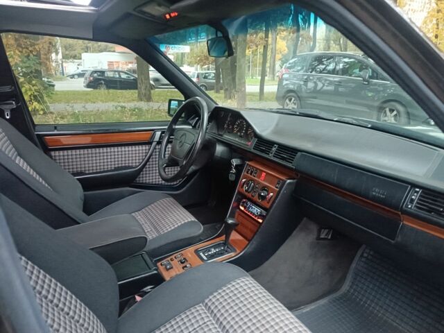 Чорний Мерседес 280, об'ємом двигуна 2.8 л та пробігом 270 тис. км за 4000 $, фото 12 на Automoto.ua