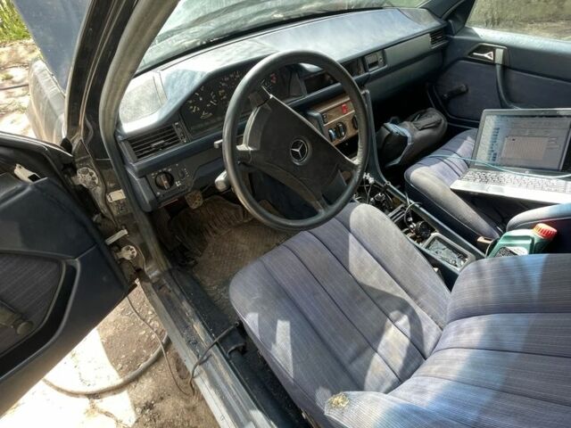 Чорний Мерседес 280, об'ємом двигуна 2.8 л та пробігом 300 тис. км за 1100 $, фото 3 на Automoto.ua