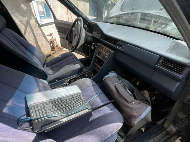 Чорний Мерседес 280, об'ємом двигуна 2.8 л та пробігом 300 тис. км за 1100 $, фото 2 на Automoto.ua