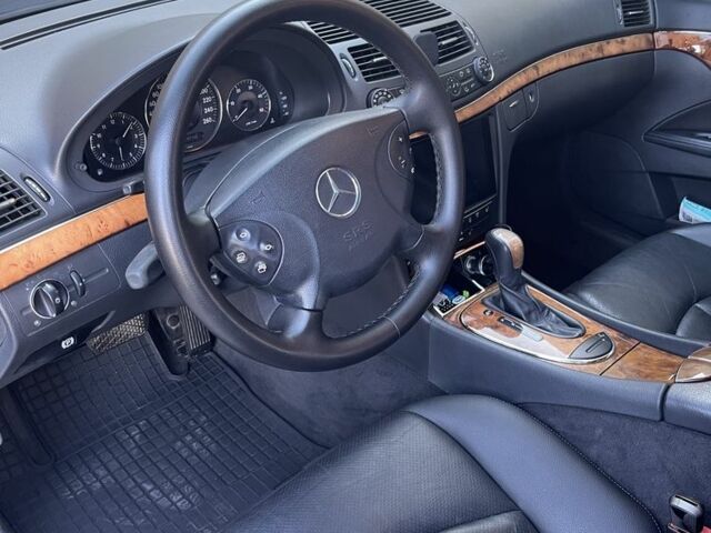 Черный Мерседес 280, объемом двигателя 2.7 л и пробегом 350 тыс. км за 7700 $, фото 6 на Automoto.ua