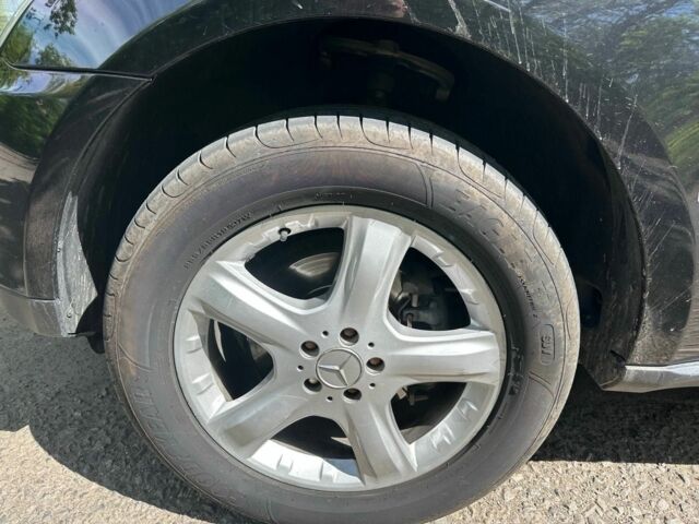 Черный Мерседес 280, объемом двигателя 3 л и пробегом 265 тыс. км за 8500 $, фото 4 на Automoto.ua