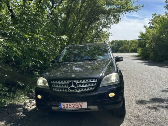 Черный Мерседес 280, объемом двигателя 3 л и пробегом 260 тыс. км за 8500 $, фото 3 на Automoto.ua