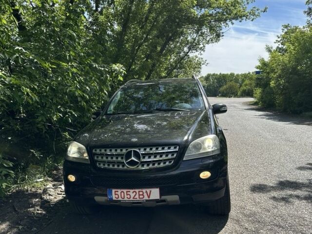 Черный Мерседес 280, объемом двигателя 3 л и пробегом 260 тыс. км за 8500 $, фото 2 на Automoto.ua