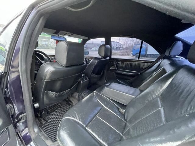 Фиолетовый Мерседес 280, объемом двигателя 2.8 л и пробегом 400 тыс. км за 2800 $, фото 11 на Automoto.ua