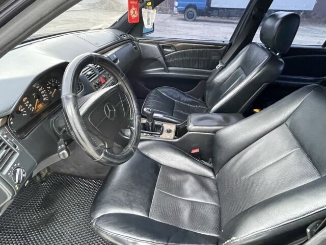 Фиолетовый Мерседес 280, объемом двигателя 2.8 л и пробегом 400 тыс. км за 2800 $, фото 13 на Automoto.ua