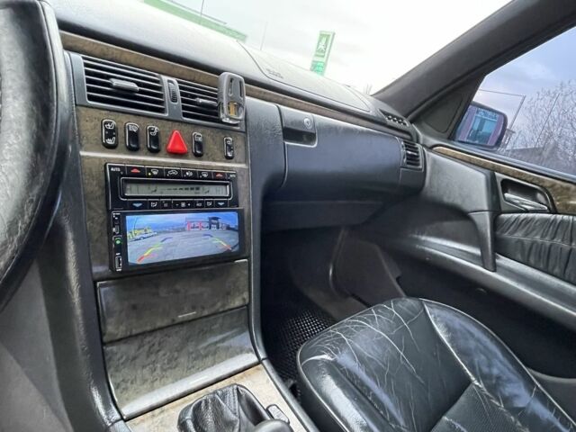 Фиолетовый Мерседес 280, объемом двигателя 2.8 л и пробегом 400 тыс. км за 2800 $, фото 17 на Automoto.ua