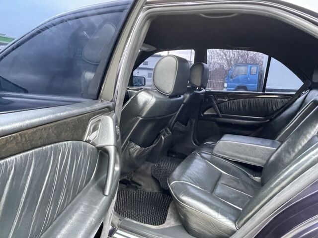 Фиолетовый Мерседес 280, объемом двигателя 2.8 л и пробегом 400 тыс. км за 2800 $, фото 8 на Automoto.ua