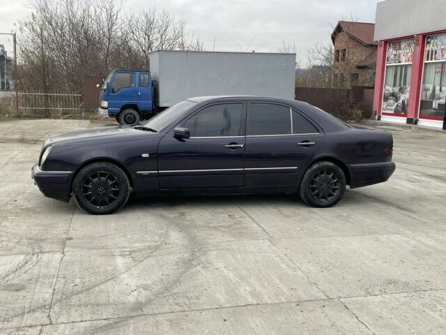 Фиолетовый Мерседес 280, объемом двигателя 2.8 л и пробегом 400 тыс. км за 2800 $, фото 4 на Automoto.ua