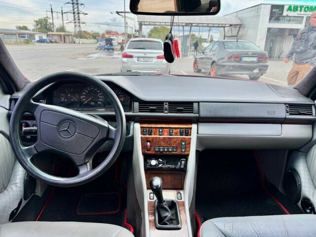 Красный Мерседес 280, объемом двигателя 2.8 л и пробегом 402 тыс. км за 3442 $, фото 2 на Automoto.ua