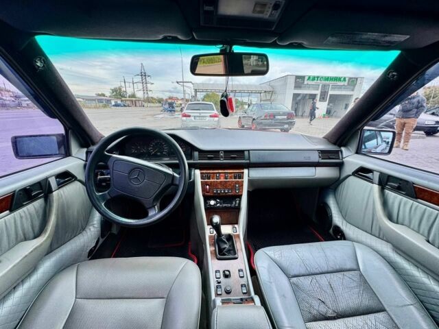 Красный Мерседес 280, объемом двигателя 2.8 л и пробегом 402 тыс. км за 3442 $, фото 3 на Automoto.ua