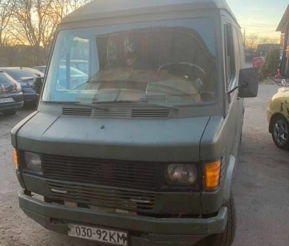 Желтый Мерседес 280, объемом двигателя 2.5 л и пробегом 235 тыс. км за 2200 $, фото 2 на Automoto.ua