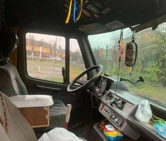 Желтый Мерседес 280, объемом двигателя 2.5 л и пробегом 235 тыс. км за 2200 $, фото 7 на Automoto.ua