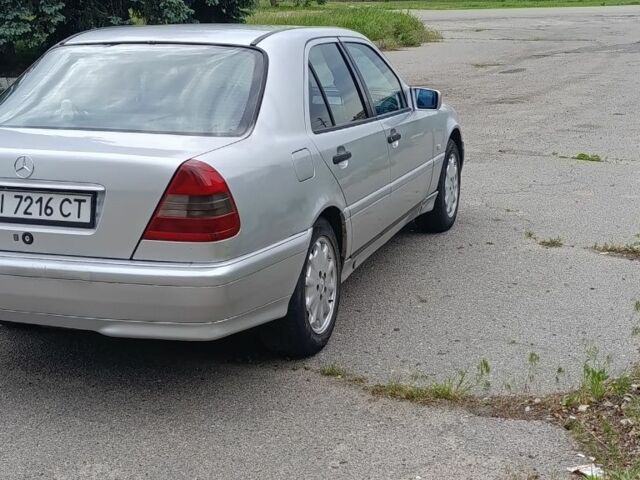 Серый Мерседес 280, объемом двигателя 2.8 л и пробегом 450 тыс. км за 1600 $, фото 2 на Automoto.ua