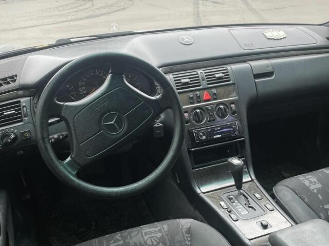 Сірий Мерседес 280, об'ємом двигуна 2.8 л та пробігом 1 тис. км за 2950 $, фото 4 на Automoto.ua