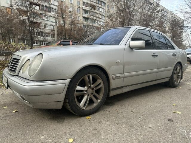 Серый Мерседес 280, объемом двигателя 2.8 л и пробегом 300 тыс. км за 1700 $, фото 1 на Automoto.ua