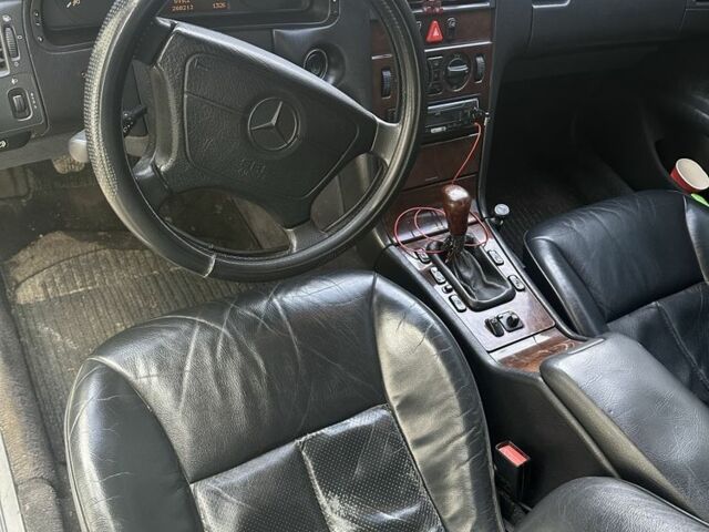 Серый Мерседес 280, объемом двигателя 2.8 л и пробегом 300 тыс. км за 1700 $, фото 7 на Automoto.ua