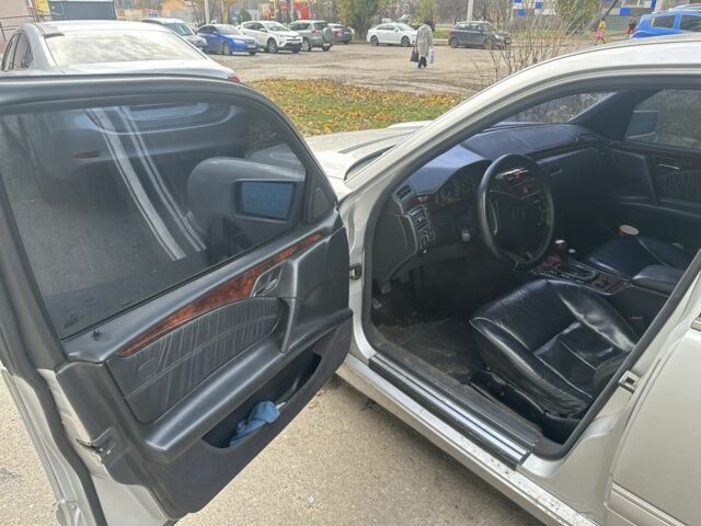 Серый Мерседес 280, объемом двигателя 2.8 л и пробегом 300 тыс. км за 1700 $, фото 6 на Automoto.ua