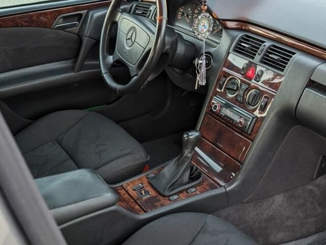 Серый Мерседес 280, объемом двигателя 2.8 л и пробегом 456 тыс. км за 2799 $, фото 12 на Automoto.ua