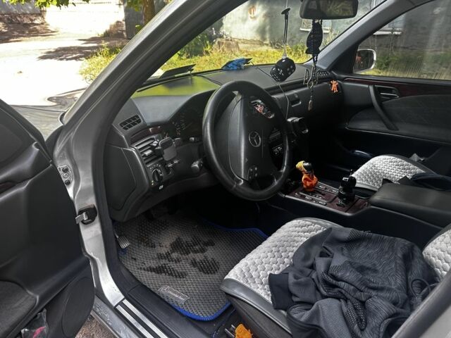 Сірий Мерседес 280, об'ємом двигуна 2.8 л та пробігом 1 тис. км за 3950 $, фото 8 на Automoto.ua