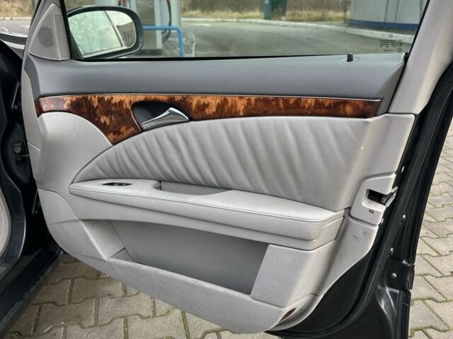 Серый Мерседес 280, объемом двигателя 2.7 л и пробегом 325 тыс. км за 4200 $, фото 4 на Automoto.ua