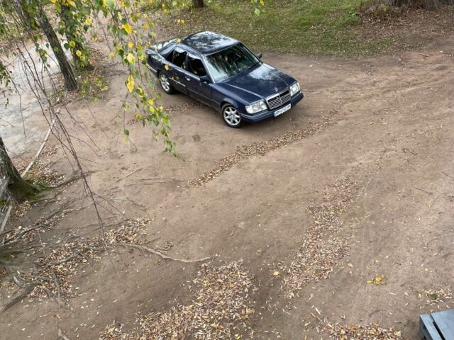 Синій Мерседес 280, об'ємом двигуна 2.8 л та пробігом 330 тис. км за 2750 $, фото 1 на Automoto.ua