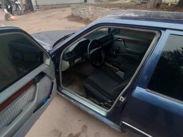 Синій Мерседес 280, об'ємом двигуна 2.8 л та пробігом 330 тис. км за 2750 $, фото 4 на Automoto.ua