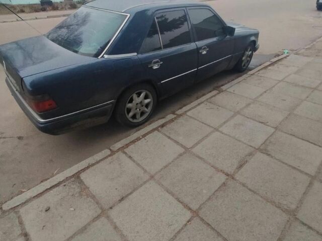 Синій Мерседес 280, об'ємом двигуна 2.8 л та пробігом 330 тис. км за 2750 $, фото 6 на Automoto.ua