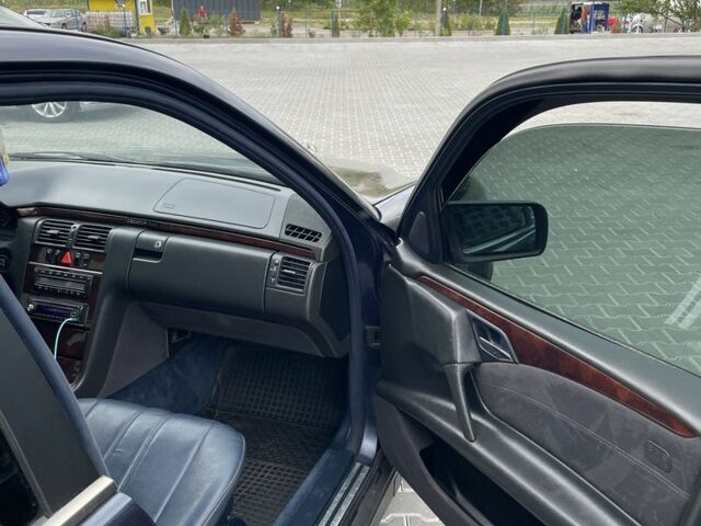 Мерседес 280 1996 в Кропивницком (Кировограде) на Automoto.ua Синий Мерседес 280, объемом двигателя 2.8 л и пробегом 256 тыс. км за 2500 $, фото 3 на Automoto.ua