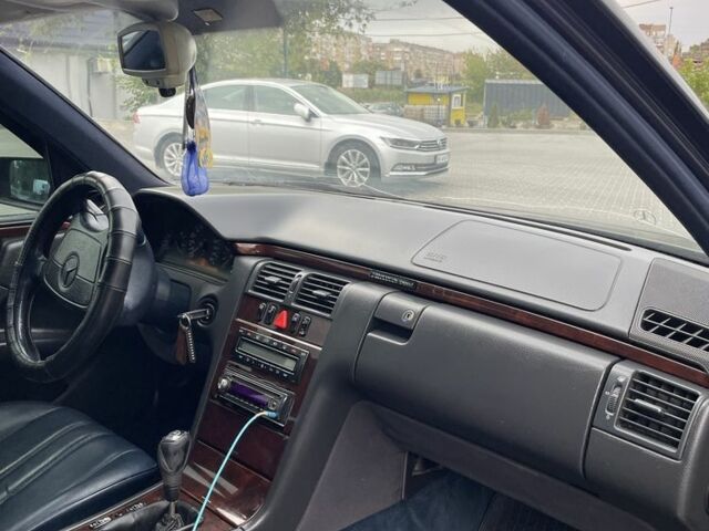 Мерседес 280 1996 в Кропивницком (Кировограде) на Automoto.ua Синий Мерседес 280, объемом двигателя 2.8 л и пробегом 256 тыс. км за 2500 $, фото 2 на Automoto.ua